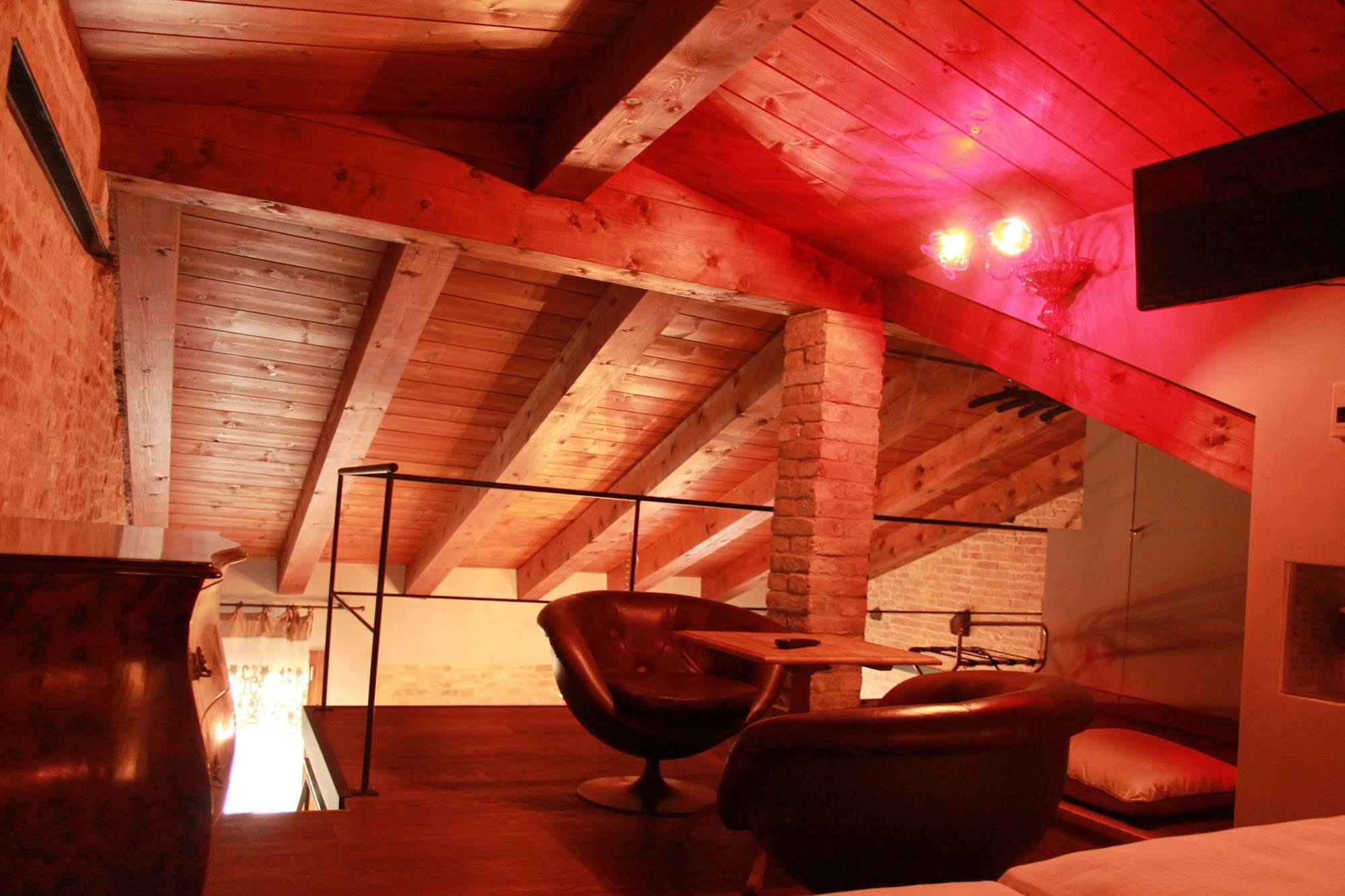 Rosso Charm Venice